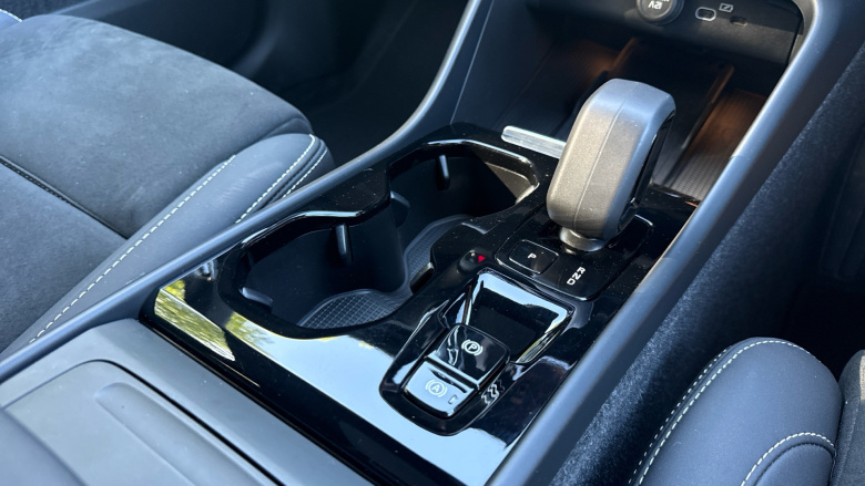 Volvo XC40 2.0 B4P Ultimate Dark 5dr Auto Petrol Estate